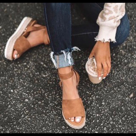 🔥CLEARANCE🔥Tan Platform Wedge Sandal All Sizes - Picture 4 of 5